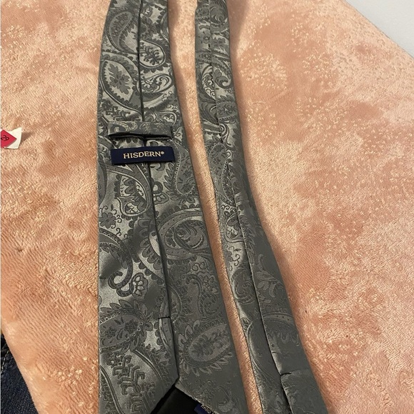 Elegant Gray Paisley Men's Tie - Picture 4 of 7